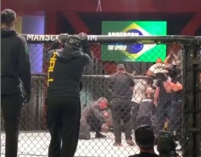 Bruce Buffer se curva ao anunciar Anderson Silva na sua despedida