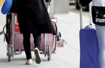 Latinos viajam aos Estados Unidos em busca de imuniza��o