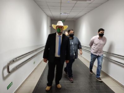 Confiante, Cattani chega � AL de terno para a posse e com m�scara de Bolsonaro