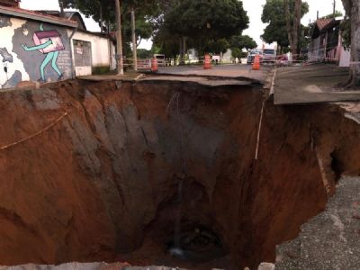 Cratera engole rua e interdita cinco casas