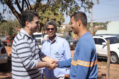 Prefeito reconhece empenho de trabalhadores nas obras de pavimenta��o do Altos da Serra I e II e Dr. F�bio I e II