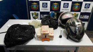 PM apreende menor com 5 kg de drogas e procura traficante fugitivo