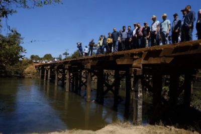 Governador libera constru��o de ponte de 120 metros