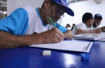 Em Cuiab�, trabalhador volta a estudar aos 62 anos