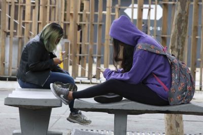 Uso de celular com cabe�a inclinada pode causar les�o na cervical