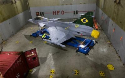 Novo ca�a da FAB chega ao Brasil de navio