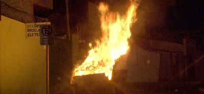 Ca�amba de lixo pega fogo e Corpo de Bombeiros � acionado para conter chamas em Cuiab�