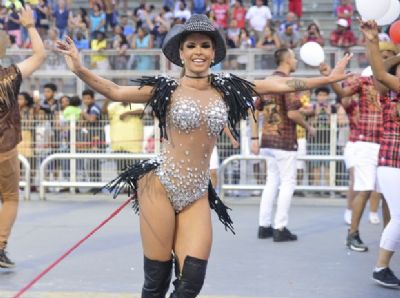 Cacau Colucci vira cowgirl sexy e cai no samba de body nude com brilhos