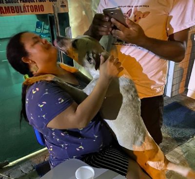 Mulher adota c�o que a �consolou� ap�s morte da m�e por Covid-19