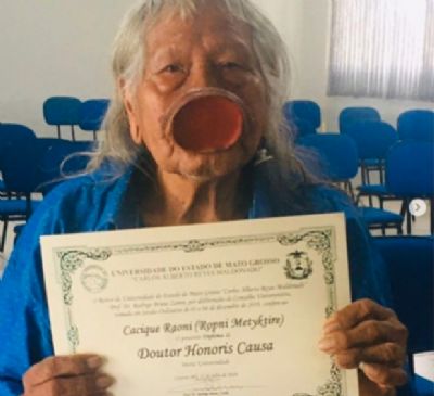 Cacique Raoni recebe diploma de doutor honoris causa pela Unemat