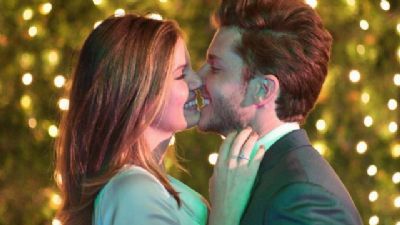 Camila Queiroz e Klebber Toledo planejam casamento para 2018