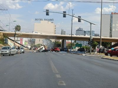 ​Motorista morre ap�s caminh�o com garraf�es de �gua tombar na avenida do CPA