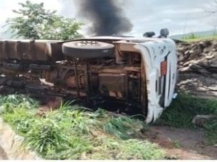 Acidente com caminh�o tanque interdita pista na BR-364
