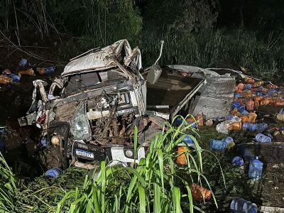 ​Caminh�o carregado com gal�es de �gua cai em ribanceira da Serra de S�o Vicente