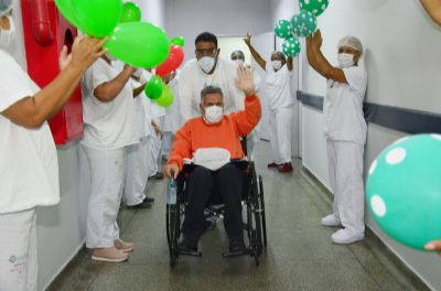 Caminhoneiro recebe alta ap�s 30 dias internado e ser curado da Covid19