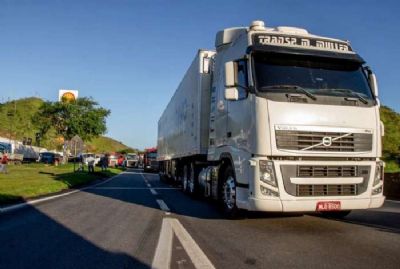 Petrobras anuncia 'cart�o caminhoneiro' que permite comprar diesel com pre�o fixo