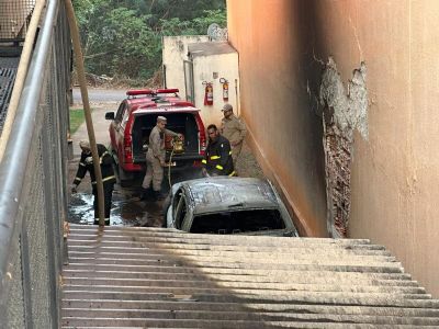 Caminhonete pega fogo em estacionamento de hotel