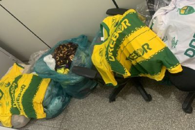 ​Pol�cia apreende centenas de camisetas de times falsificadas