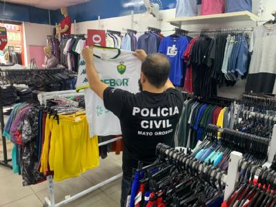 ​Pol�cia e Procon apreendem 170 camisetas de time falsificadas em loja em V�rzea Grande
