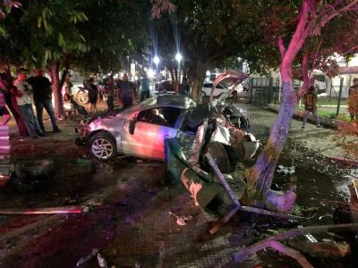 Carro bate em ponto de �nibus durante sequestro de motorista de aplicativo