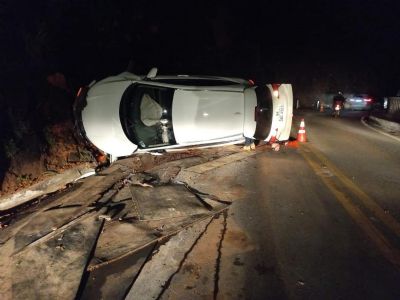 Motorista capota carro no Port�o do Inferno