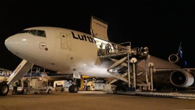 Carga com 726 mil testes para diagn�stico da COVID-19 chega ao Brasil por Viracopos