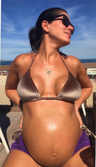 Gr�vida, Carol Castro mostra a barriga gigantesca bronzeada de sol