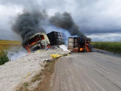 Carretas pegam fogo ap�s baterem de frente na BR-364