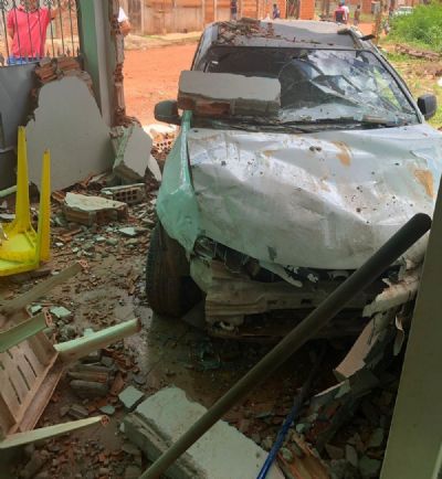 Motorista perde controle de carro, invade casa e mata idoso que estava sentado pr�ximo ao muro em Cuiab�