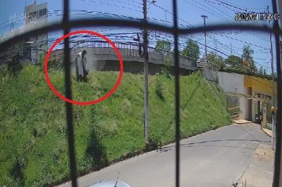 C�mera registra momento em que carro despenca de viaduto na Miguel Sutil
