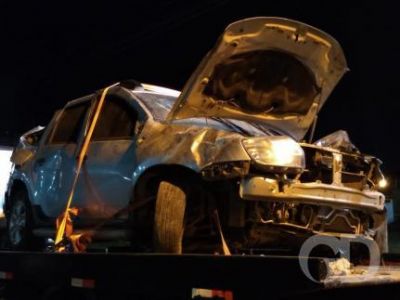 Em fuga da pol�cia, assaltantes capotam carro roubado