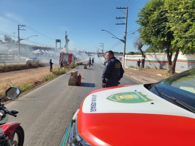 Carro da Sema pega fogo e interdita avenida da FEB