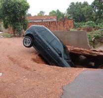 Ve�culo � 'engolido' pelo asfalto ap�s forte chuva em Cuiab�
