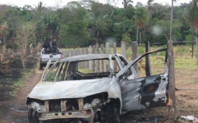 Invasores armados queimam carro durante a��o de desocupa��o de garimpo na Serra da Borda em MT