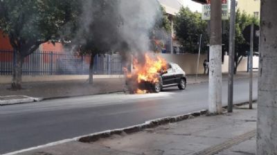 Dois ve�culos pegam fogo em menos de 24 horas em avenidas de Cuiab�