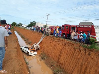 Carro com cinco pessoas cai em valeta com mais de 5 metros de altura