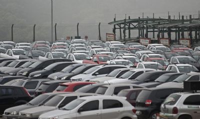 Venda de autom�veis e ve�culos comerciais leves cresce em fevereiro