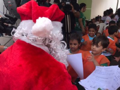 Crian�as surpreendem pedindo material escolar no lan�amento do 'Papai Noel dos Correios'