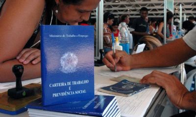 Pedidos de seguro-desemprego caem para 570,54 mil em julho