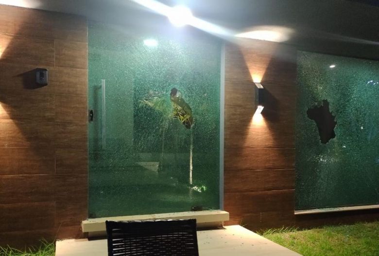 Respons�vel por depredar casa de prefeito � identificado