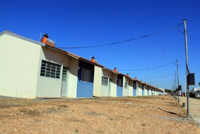 Prefeito e Caixa Econ�mica entregam 360 casas do Residencial Nico Baracat I