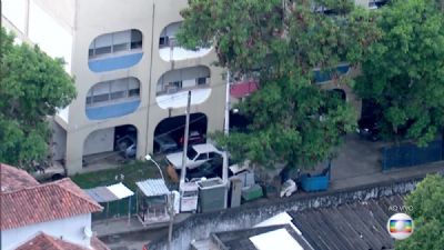 P�tio de escola em Niter�i � usado por criminosos para esconder carros roubados