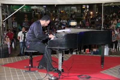 Piano Gente traz repert�rio popular em homenagem aos garis