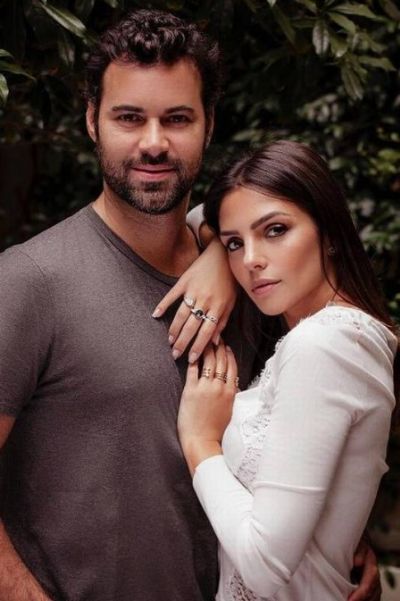 Carol Celico posa para ensaio com namorado e se declara: �aproxime-se de quem o empurra�