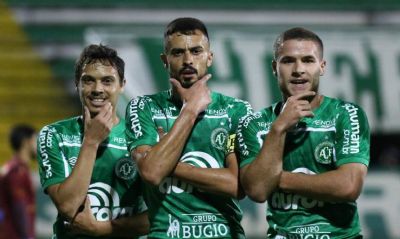Chapecoense vence mais uma e mant�m lideran�a na S�rie B