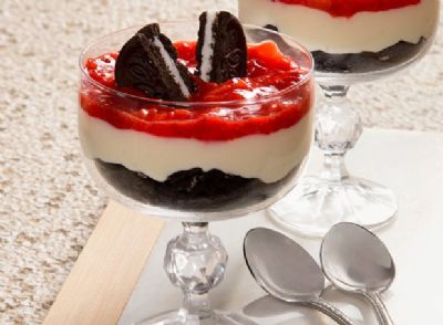 Aprenda a preparar cheesecake na ta�a com geleia de morango e biscoito