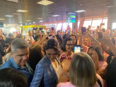 Michelle Bolsonaro � ovacionada ao desembarcar no aeroporto de Cuiab�