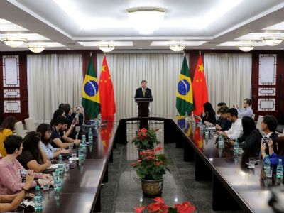 Rea��o da China sobre ataques de Eduardo Bolsonaro acende alerta na c�pula do governo