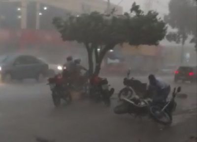 Rajadas de vento chegaram a quase 70 km/h durante chuva em Cuiab�