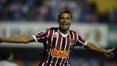 C�cero lamenta afastamento no S�o Paulo e garante n�o ter problemas de relacionamento no clube
